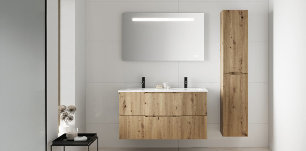Salle de bains avec colonne de rangement en bois