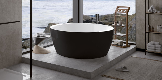 Baignoire îlot ronde dans une salle de bains située au bord de la mer