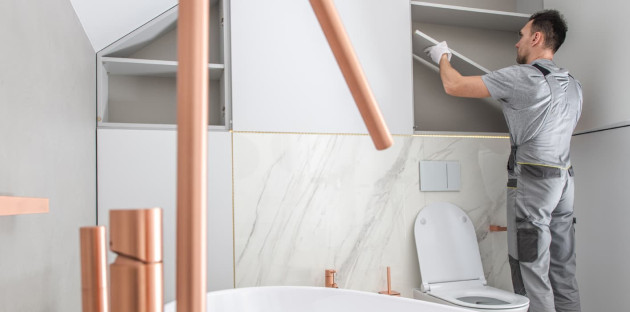 Professionnel construisant des rangements encastrés pour salle de bain