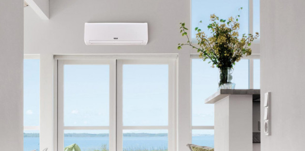 Climatisation murale installée au-dessus de baies vitrées