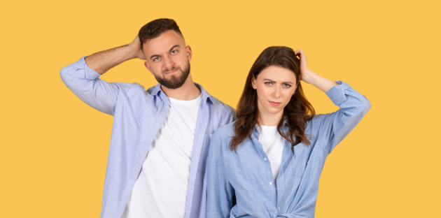 Homme et femme à l’air perplexe sur fond jaune, illustrant une question ou une hésitation.