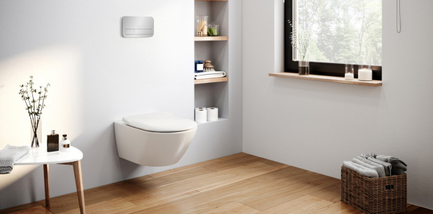WC suspendu sans bride fixé au mur dans une salle de bains moderne, avec bâti-support encastré, sol en bois clair, niche de rangement intégrée et design épuré facilitant le nettoyage du sol.