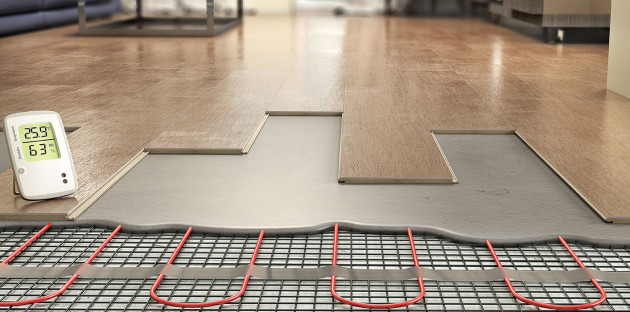 Circuit plancher chauffant en dessous d'un sol imitation bois