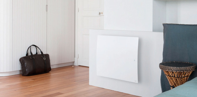 salon équipé d'un radiateur en acier