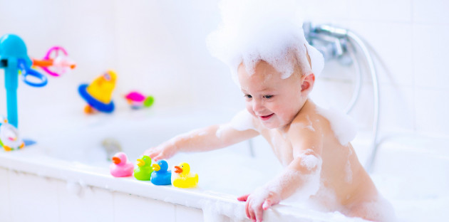 Enfant jouant dans son bains