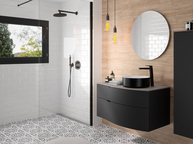 salle de bains lumineuse avec meuble noir et mur imitation bois