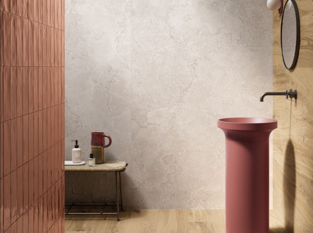 visuel présentant une salle de bains très minimaliste avec un carrelage en faïence verticale dans des tons rougeatres