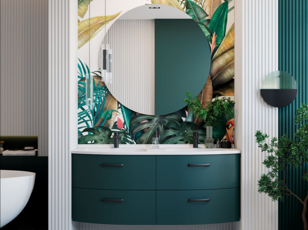 Meuble façade vert bleu Elio de la marque Ambiance Bain dans une salle de bains avec carrelage à motif imprimé décor jungle
