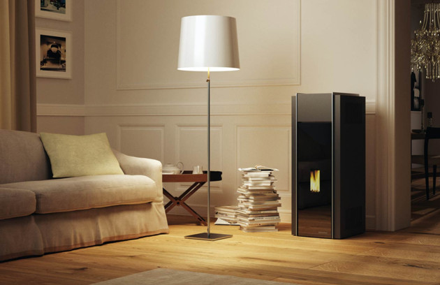  Poêle à granulés design intégré dans un salon contemporain.