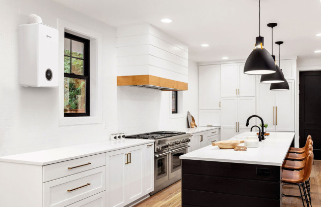 Chaudière gaz murale positionnée au-dessus d’un plan de travail