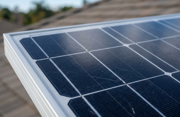 Gros plan sur les cellules photovoltaïques d’un panneau solaire.