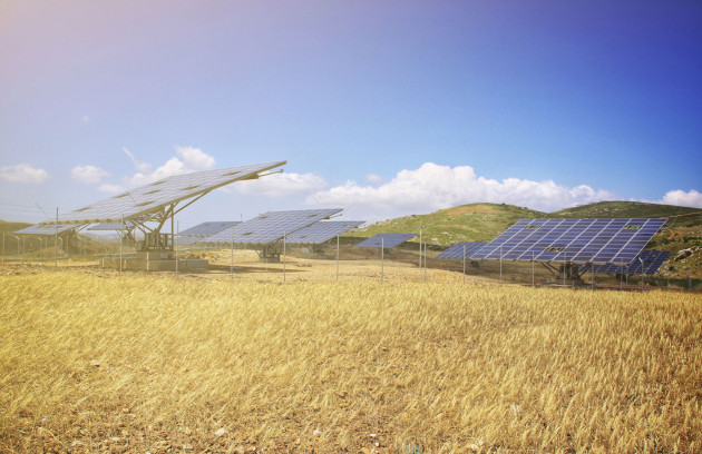 Champ équipé de panneaux et trackers solaires