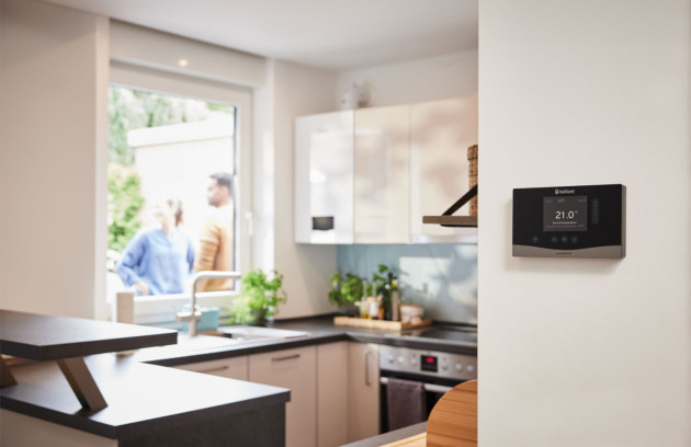 Chaudière dans une cuisine avec thermostat affichant la température 