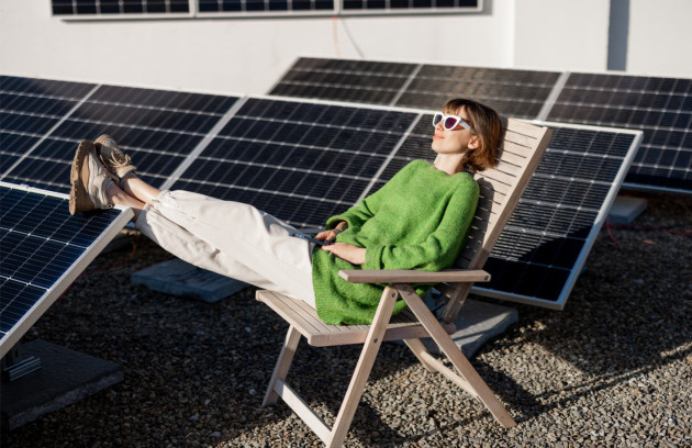 Femme qui se détend au milieu de panneaux solaires