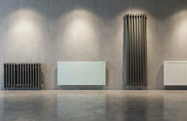 Différents types de radiateurs muraux électriques et à eau (horizontal, vertical, panneau), illustrant les solutions de chauffage avant branchement et installation.