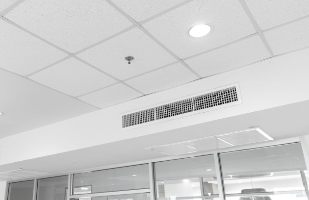 Climatisation gainable en plafond dans un espace professionnel, diffusion d’air discrète et uniforme.