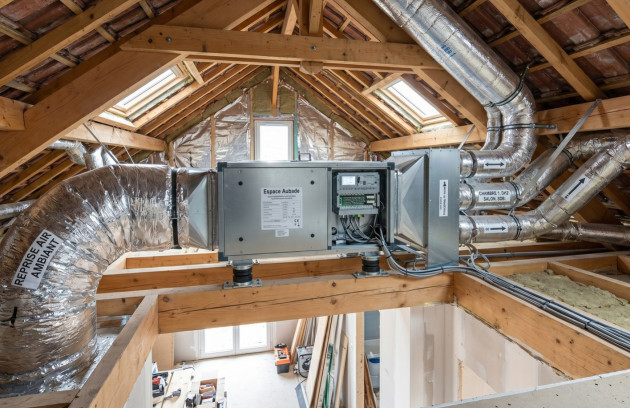 Installation de climatisation gainable dans les combles avec réseau de gaines isolées et unité centrale