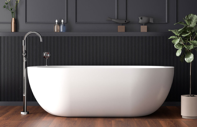 Baignoire îlot blanche avec robinet sur pied chromé, déco sombre et élégante, style contemporain.