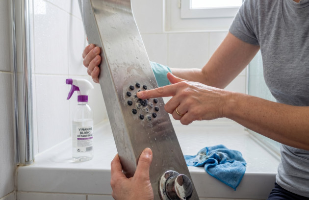 Nettoyage d’un panneau de douche multifonction
