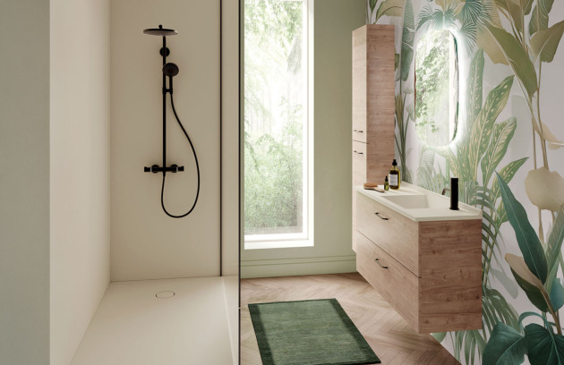 Salle de bains nature avec meuble vasque bois suspendu, douche à l’italienne noire et papier peint végétal, aménagement moderne optimisé