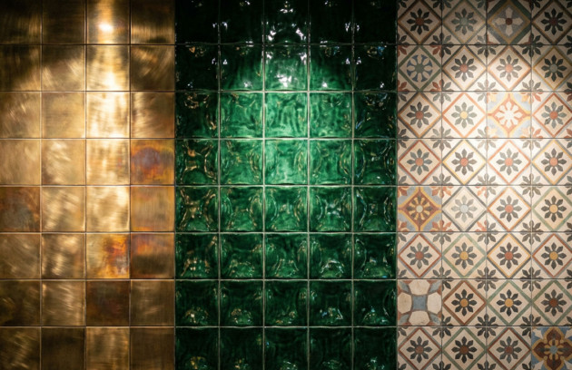 Comparatif de carrelages muraux avec carreaux effet métal, faïence verte brillante type zellige et carreaux de ciment à motifs, illustrant les styles et finitions de carrelage et faïence.
