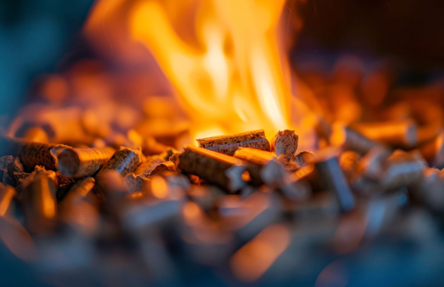 Gros plan sur la combustion de granulés de bois dans le foyer d'une chaudière biomasse