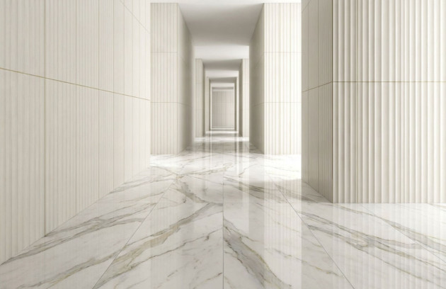 Couloir moderne avec carrelage grand format effet marbre au sol et faïence murale texturée beige, illustrant le choix de carrelage et faïence pour agrandir visuellement un espace intérieur.