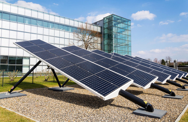 grands panneaux solaires équipés de trackers solaires