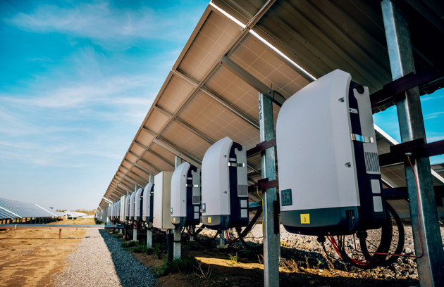 Groupement d'onduleurs solaires hybrides sous les panneaux