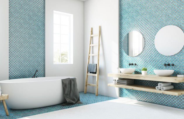 Salle de bains avec double vasque, carrelage bleu motif écailles et robinetterie murale noire.