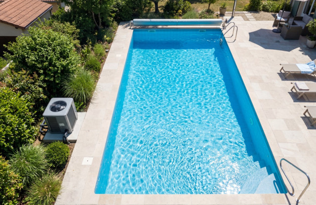 Pompe à chaleur dédiée au chauffage d’une piscine extérieure moderne