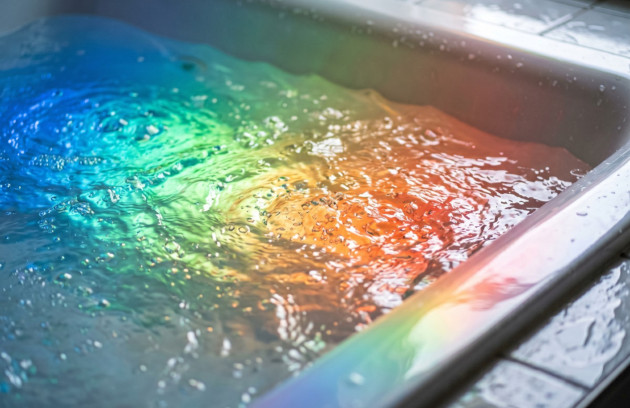 Eau en mouvement éclairée par différentes couleurs pour illustrer le principe de la chromothérapie