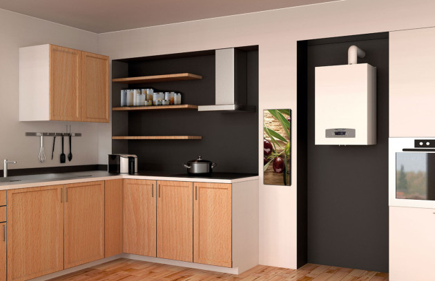 Chaudière gaz murale blanche installée dans une cuisine