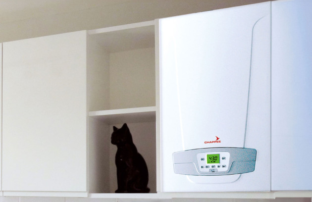 Chaudière gaz murale fixée dans un meuble haut de cuisine