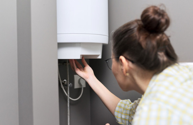 Installation d’une chaudière électrique murale dans un local technique, vérification du raccordement hydraulique et électrique pour un chauffage central sécurisé et performant.