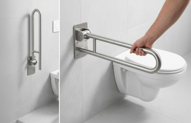 Barre d’appui relevable en acier inoxydable installée à côté d’un WC PMR suspendu