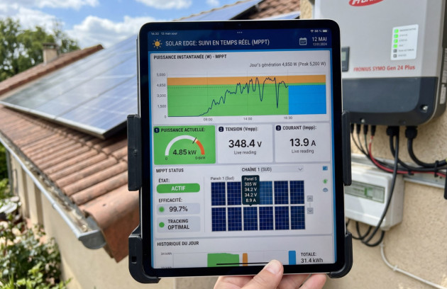 Suivi en temps réel de la production solaire sur tablette avec monitoring d’une installation photovoltaïque résidentielle.