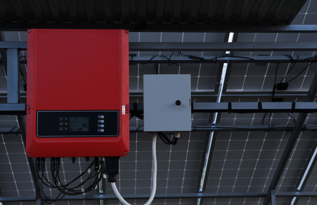 Onduleur solaire hybride rouge installé