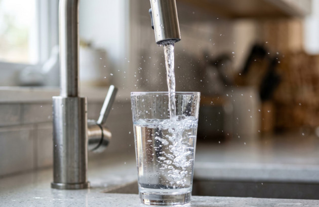 Verre d'eau filtrée rempli directement au robinet.