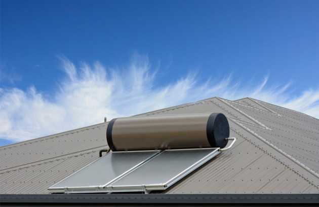 Panneau solaire thermique installé sur un toit