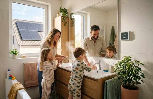 Famille utilisant l’eau chaude produite par un chauffe-eau solaire domestique