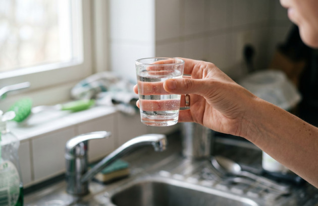 Dégustation d'une eau purifiée à domicile.