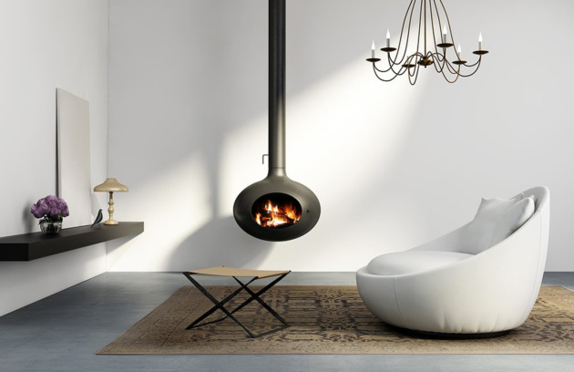 Poêle à bois suspendu au design contemporain dans un intérieur moderne.