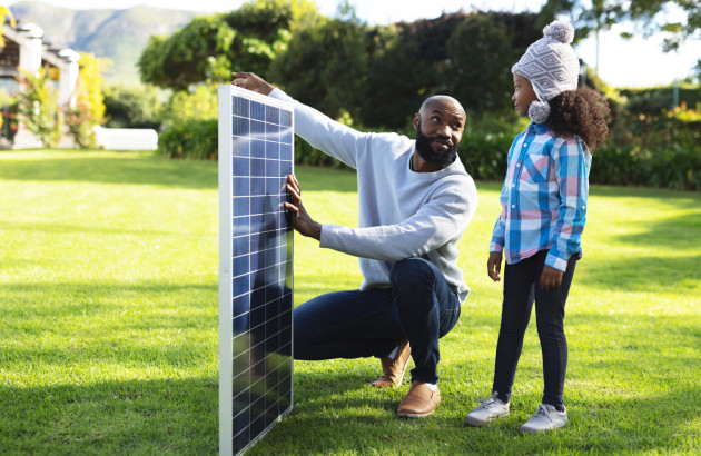 Père montrant à sa fille un panneau solaire