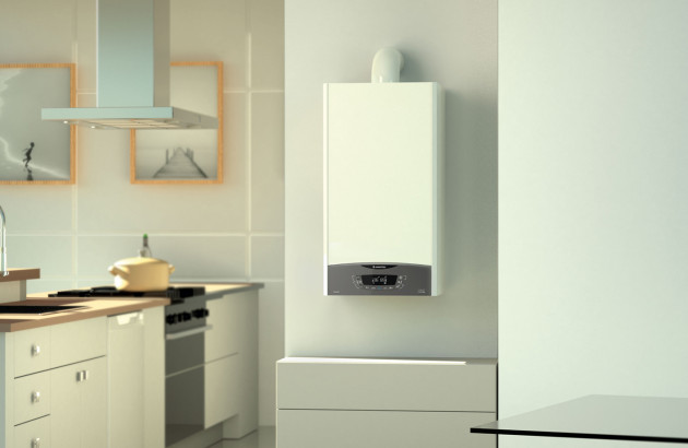 Chaudière gaz murale installée dans une cuisine, solution compacte pour chauffage central et production d’eau chaude sanitaire.