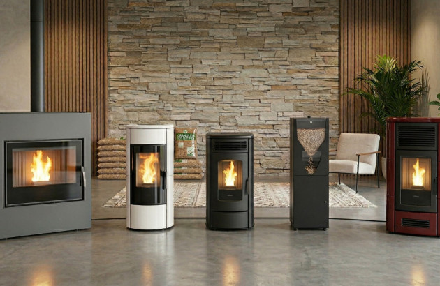 Gamme de poêles à granulés exposés dans un showroom moderne