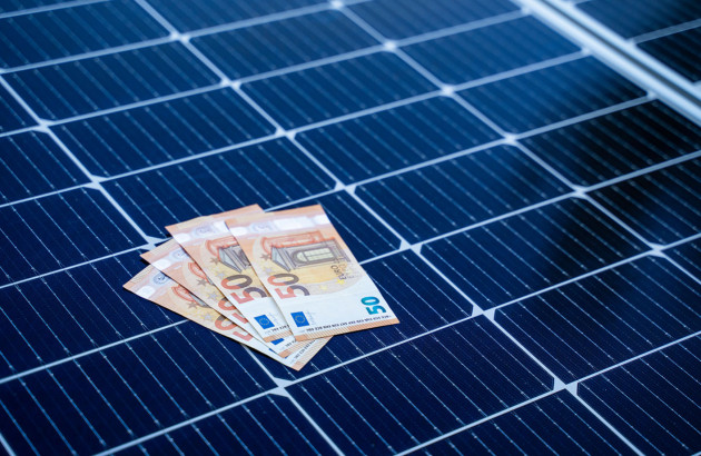 4 billets de 50 euros sur un panneau solaire