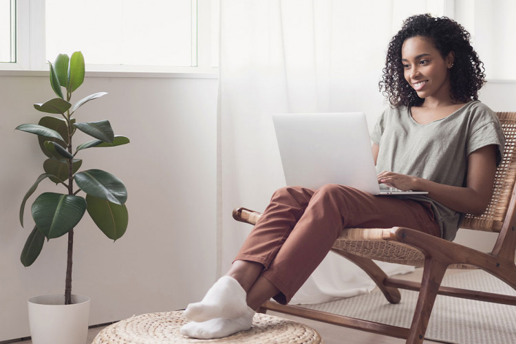 Jeune femme utilisant son ordinateur portable