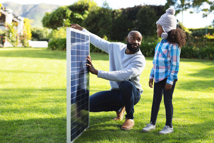 Père montrant à sa fille un panneau solaire