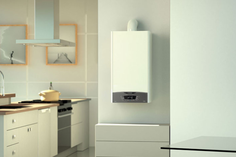 Chaudière gaz murale installée dans une cuisine, solution compacte pour chauffage central et production d’eau chaude sanitaire.